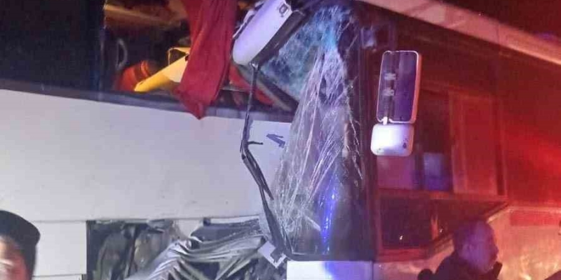 Servis otobüsü yolcu otobüsüne çarptı: 13 yaralı
