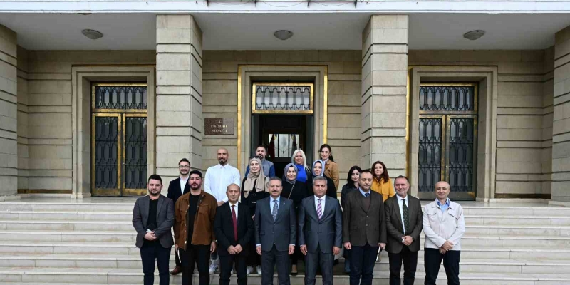 Hak kazanan gazetecilerin basın kartlarını Vali Aksoy teslim etti