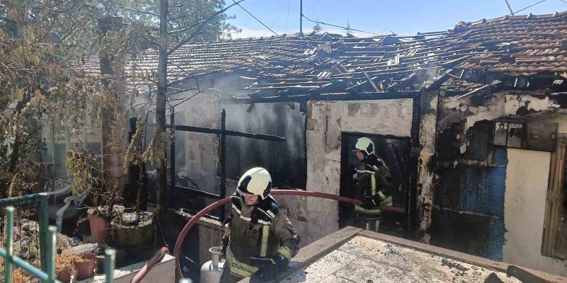 Tüp patlaması nedeniyle çıktığı iddia edilen yangın gecekonduyu kullanılamaz hale getirdi