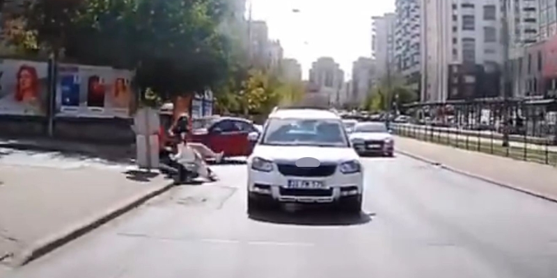 Otomobilin ani manevrası motosikletli kuryeyi hayattan koparıyordu: O anlar araç kamerasında