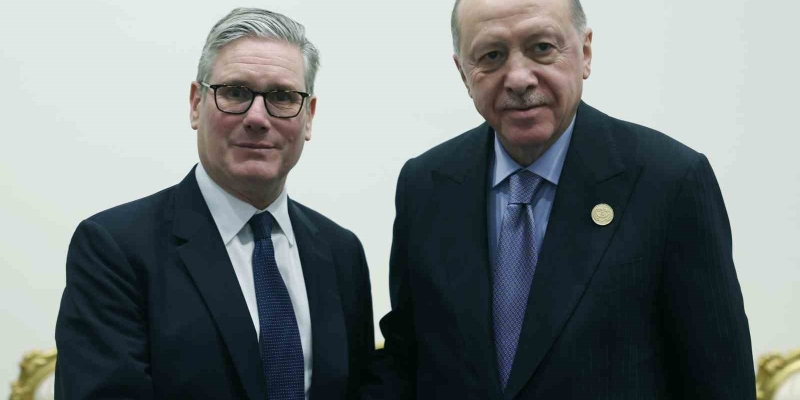 Cumhurbaşkanı Erdoğan, Mısır’da İngiltere Başbakanı Starmer ile görüştü