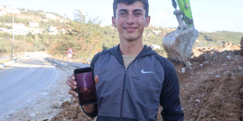 Şimşekleri görüntülemek isterken, yakın noktaya isabet eden yıldırımla deprem oldu sandı