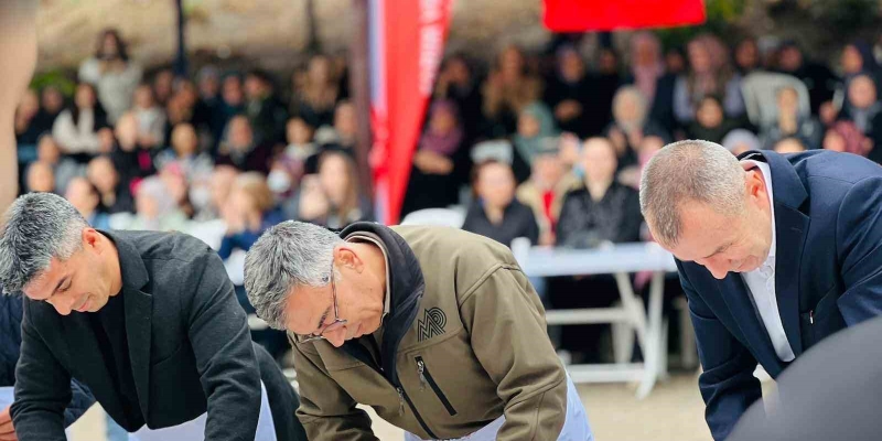 Bilecik’te gerçekleştirilen Kabak Soyma Yarışması’nda renkli sahneler yaşandı