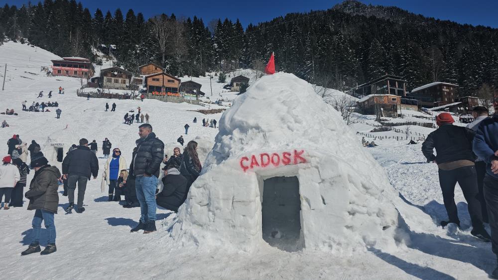 ayder kardan adam kis festivali renkli goruntulere sahne oldu