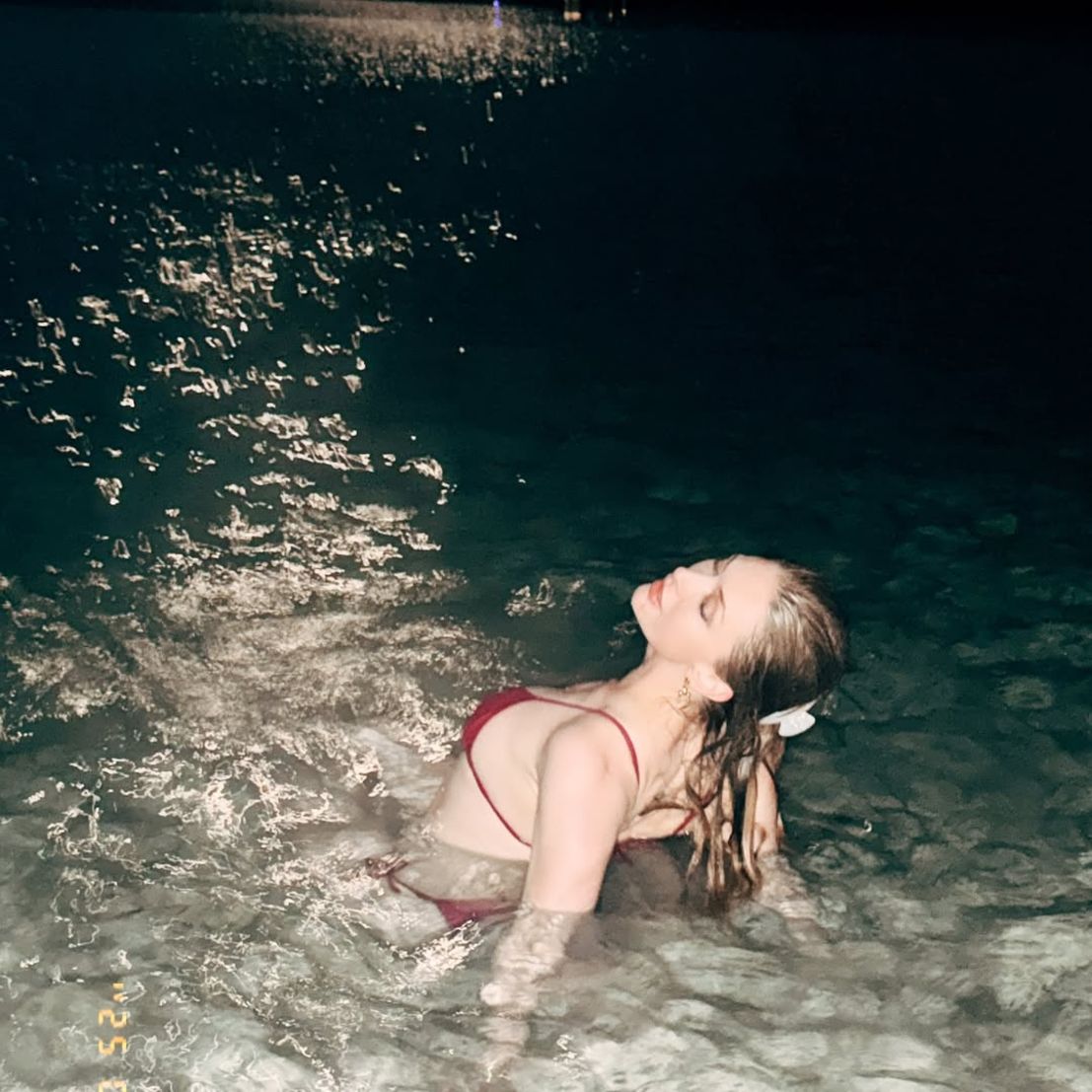yasemin kay allen ege de gece yuzmesi