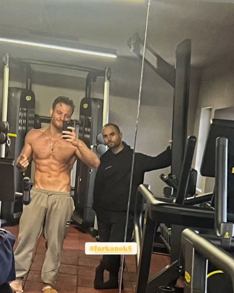 kerem bursin in spor salonunda verdigi poz gundem oldu