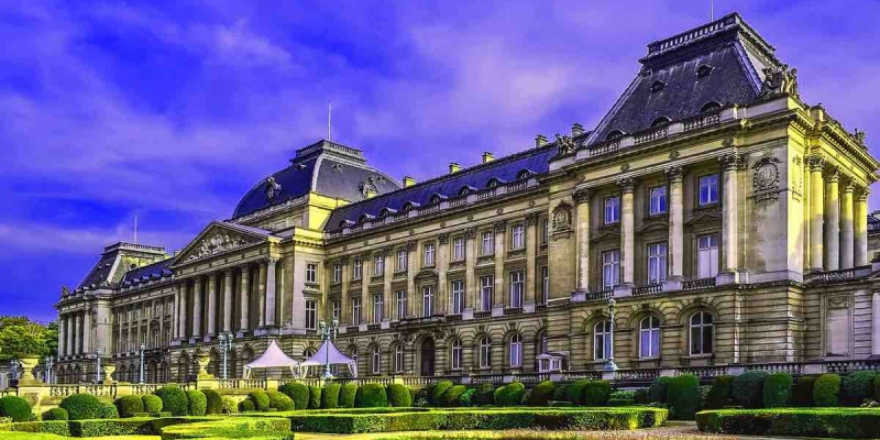 Belçika'da Kraliyet Sarayı'na Giren Kadın Mışıl Mışıl Uyurken Yakalandı!