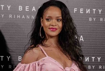 Rihanna Instagram'dan Yaptığı Paylaşımla Salladı! 