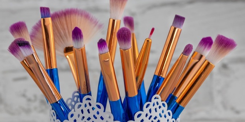 Makyaj Fırçaları Nasıl Temizlenir? Ne İşe Yarar? 