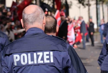 İsviçre'de İlginç Olay! Klip Çekiyorlardı Polis Gerçek Sandı Baskın Yaptı!