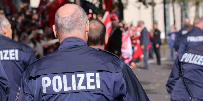 İsviçre'de İlginç Olay! Klip Çekiyorlardı Polis Gerçek Sandı Baskın Yaptı!