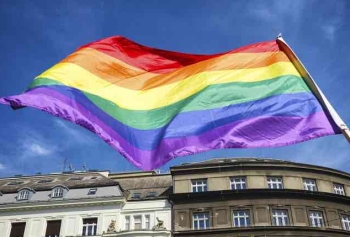 Portekiz Uruguay Maçında Olay! Taraftar LGBTQ+ Bayrağı İle Sahaya Daldı!