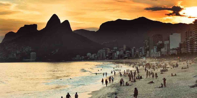 Brezilya Cayır Cayır Yandı! Gölgede 50 Derece! İnsanlar Plaja Akın Ettiler! 