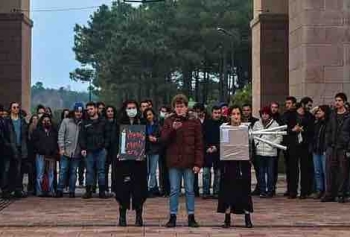 Koç Üniversitesi'nde Şok Olay! Dekan Öğrencinin Üzerine Yürüdü! 