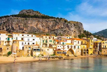 İtalya'da Bu Plaja Girmek İçin Artık Hem Para Ödemek Hem Sırada Beklemek Gerekiyor! 