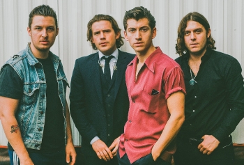 Arctic Monkeys Üyelerinin Olaylı Beyoğlu Gecesi!  Bakkaldan Kovuldular!