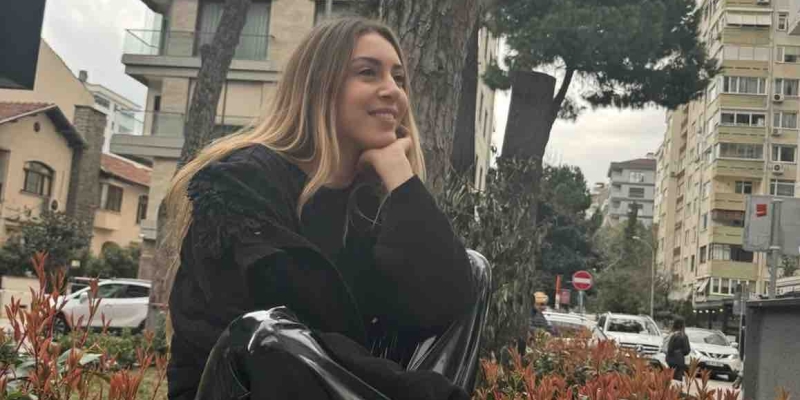 Sinem Kobal'ın Siyah Elbiseli Paylaşımı Beğeni Topladı! 'Afet-i Devran!'