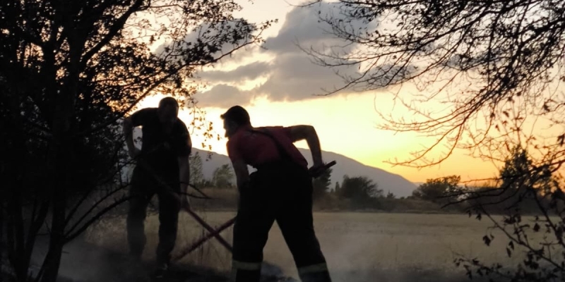 Anız yangını itfaiyenin müdahalesiyle söndürüldü