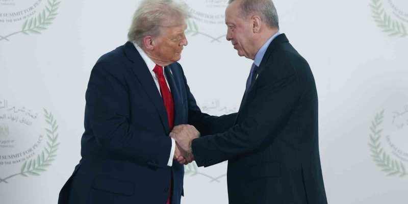 Mısır’daki Barış Zirvesi’ne katılan liderlerden aile fotoğrafı