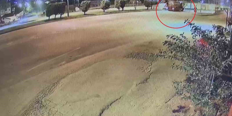 Su tankerine çarpan kamyonetin sürücüsünün öldüğü kaza anı kamerada