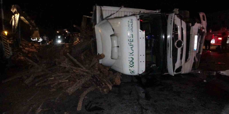 Antalya’da odun yüklü kamyon devrildi, trafik 3 saat durdu