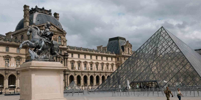 Paris’teki ünlü Louvre Müzesi’nde soygun paniği: Müze ziyaretçilere kapatıldı