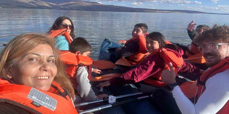 Çocuklar Çıldır Gölü’nde kanoyla tanıştı