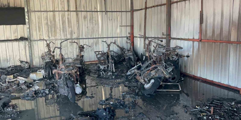 Antalya’da motosiklet servisinde çıkan yangında 10’un üzerinde motosiklet küle döndü