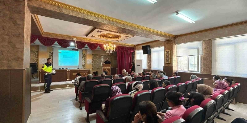 Kilis’te okul servis şoförleri ve rehber personele trafik eğitimi verildi