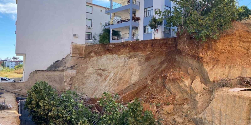 Antalya’da bir evi tahliye ettiren inşaat temelinde ikinci toprak kayması
