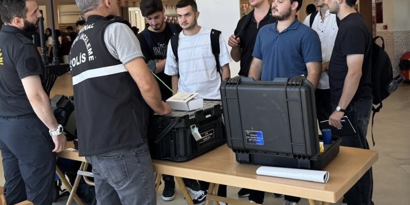 Üniversite öğrencilerine polisten bilgilendirme