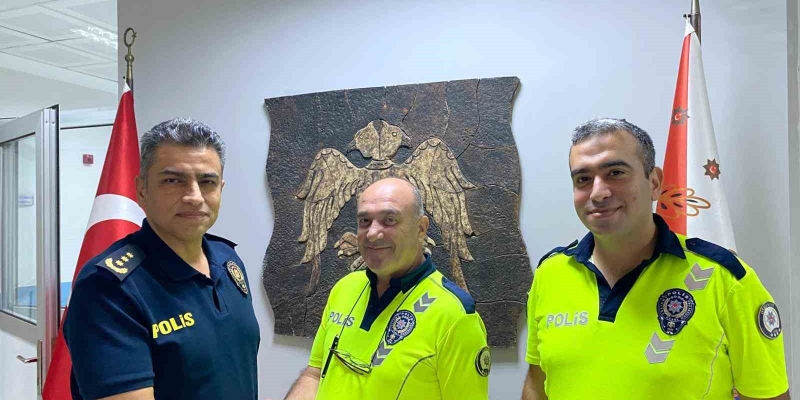 Kaza sonrası yolu süpüren trafik polislerine Emniyet Müdürü’nden teşekkür