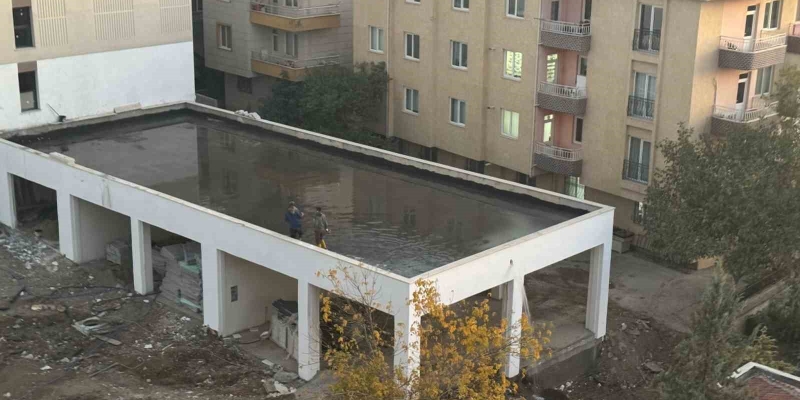 Malatya’da rezerv alandaki inşaat suyla doldu, tahliye için duvar delindi