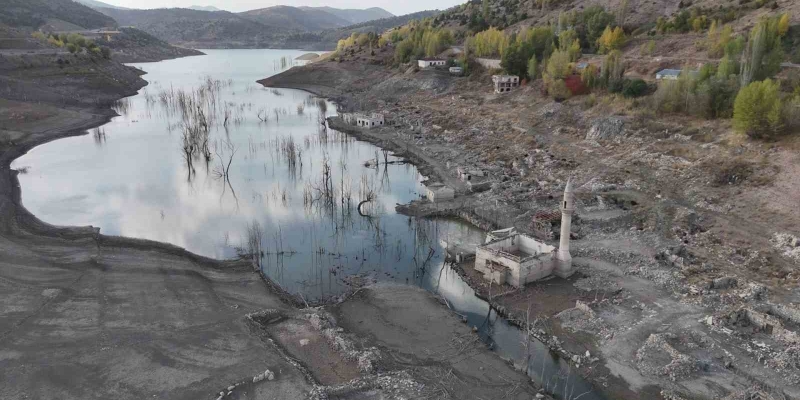 Sivas’ta yaklaşık 15 yıldır sular altında kalan köy tamamen ortaya çıktı
