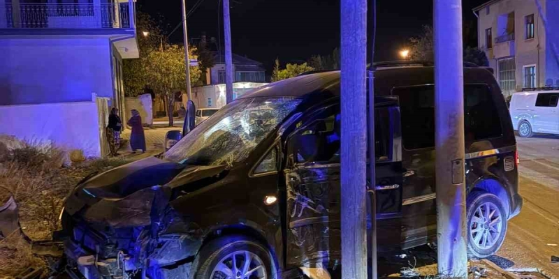 Kaza yaparak savrulan motosiklet yayalara çarptı: 5 yaralı