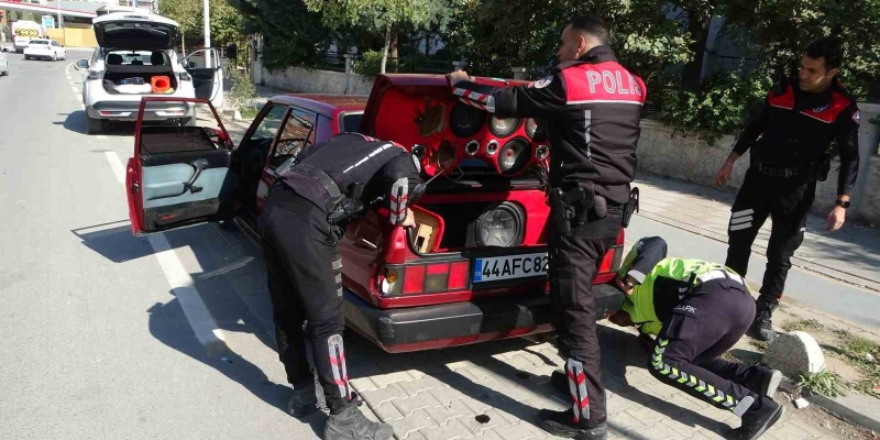 Malatya’da polisin "dur" ihtarına uymayan araçta uyuşturucu ele geçirildi