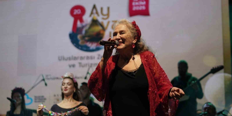 Ayvalık Zeytin Hasat Festivali’nde Suzan Kardeş ile Balkan rüzgarı