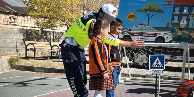 Muradiye’de öğrencilere trafik güvenliği eğitimi