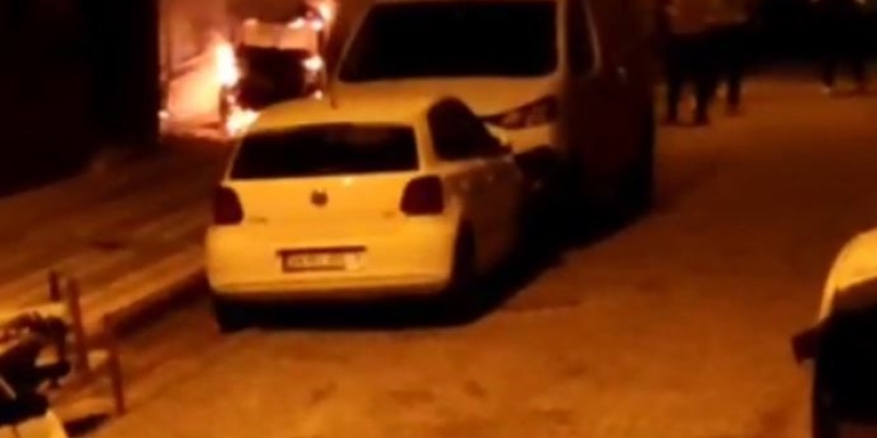 Sultangazi’de elektrikli araç yanarak küle döndü