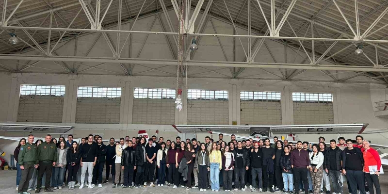 Üniversite öğrencileri İnönü Havacılık Eğitim Merkezi’ni ziyaret etti, eğitim uçaklarını yakından gördü