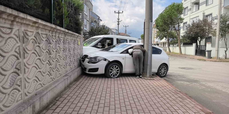 Köşede çarpıştılar, site duvarında durdular