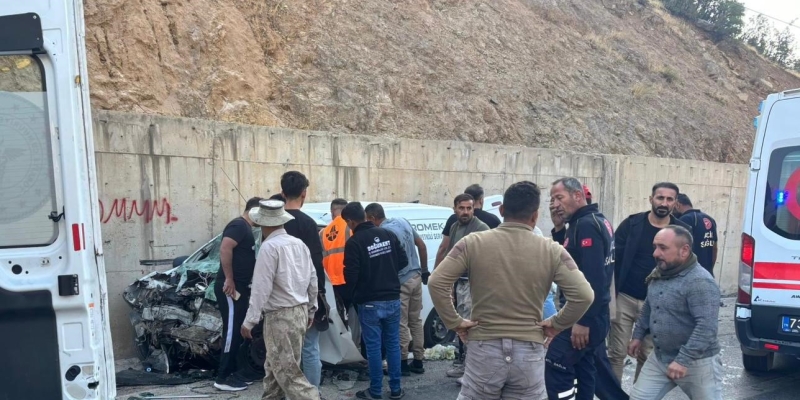 Şırnak’ta yolcu minibüsü ile hafif ticari araç çarpıştı: 2’si ağır 14 yaralı