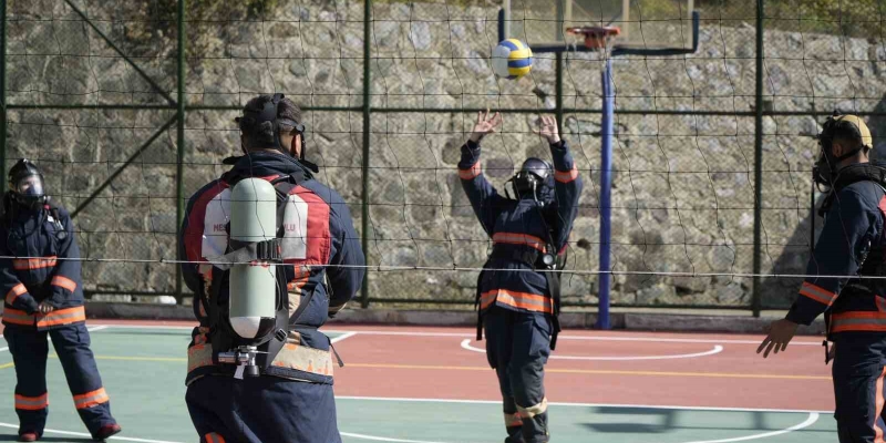 İtfaiye kostümüyle voleybol oynadılar, nefes kontrolü yaptılar
