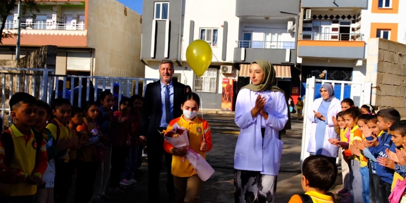 Lösemiyi yenip okuluna dönen 4’üncü sınıf öğrencisine görkemli karşılama