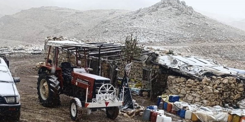 Mersin’de Anamur’un yüksek kesimlerine mevsimin ilk karı düştü