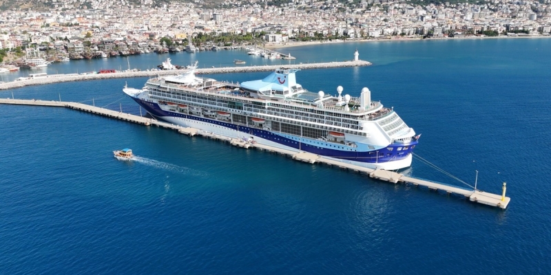 Lüks kruvaziyer bin 739 yolcu, 742 mürettebatıyla Alanya’ya demirledi