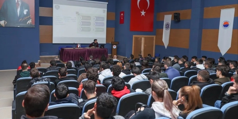 Gençler için ‘Güvenli Gelecek’ seminerleri