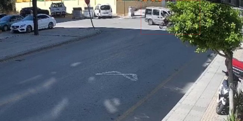 Kaza anı kamerada: 4 kişinin olduğu motosiklete araç çarptı