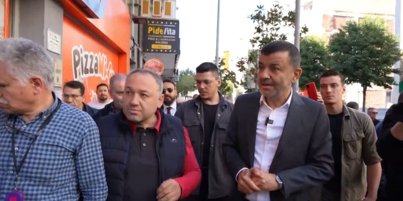 İstiklal Caddesini ziyarete giden Başkan Çavuşoğlu, esnafın tepkisiyle karşılaştı