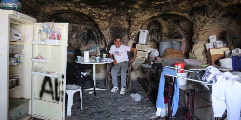 Depremden sonra huzuru mağarada bulmuştu, şimdi çok sevdiği mağarasını boşaltacak olmanın hüznünü yaşıyor